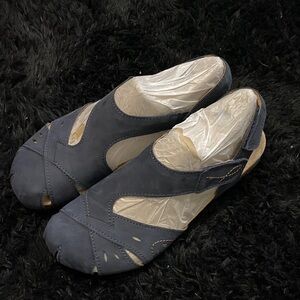 Earth Women's Dark Blue Peep-Toe Mules